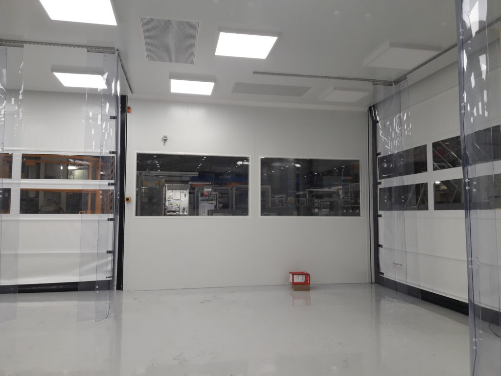 vue de l'intérieur d'une salle blanche industrielle munie de deux portes à enroulement de MAVIFLEX