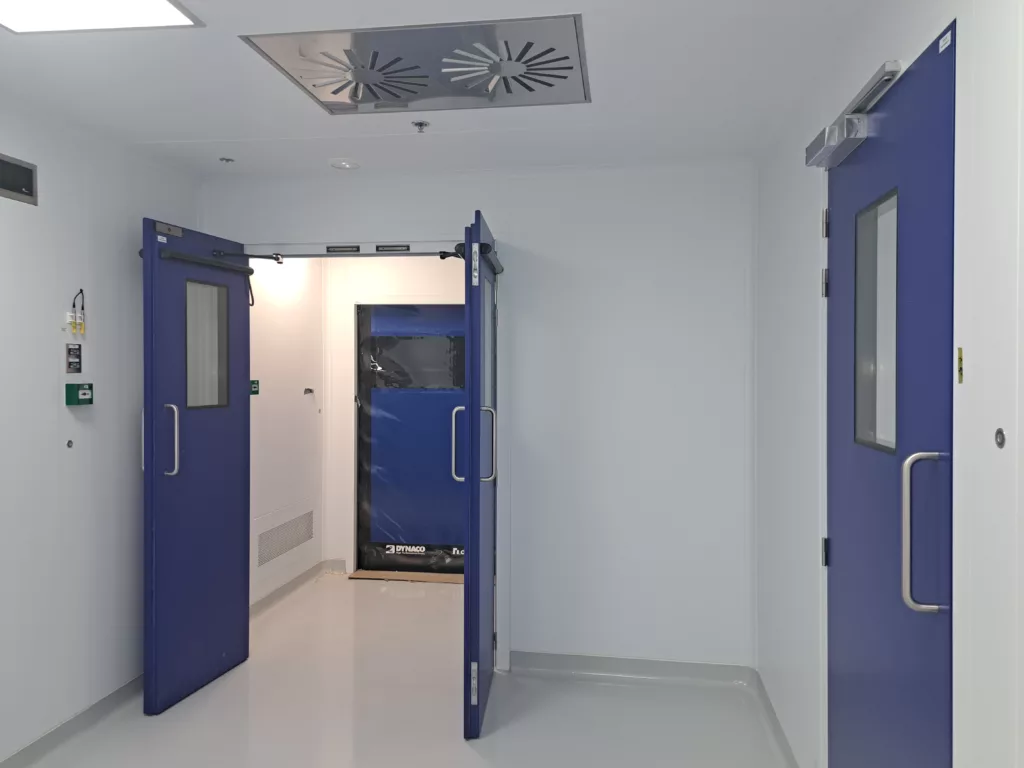 porte automatique assa abloy dans une salle grade C