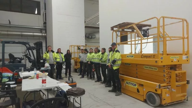 les monteurs de OplusR chez aerospacelab