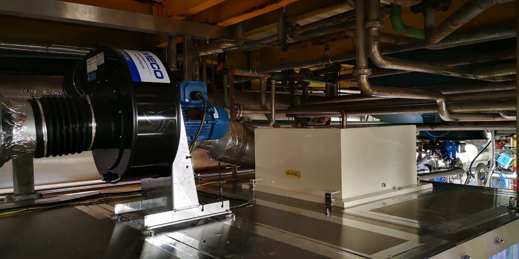 Ventilateur et caisson de filtration au-dessus d’un plafond soufflant